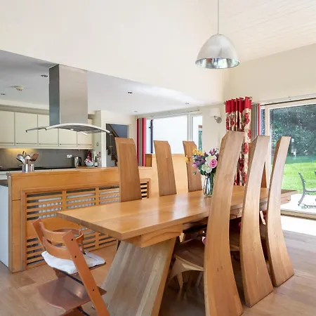 Large Sleeping 10. Free Use Of Pool *