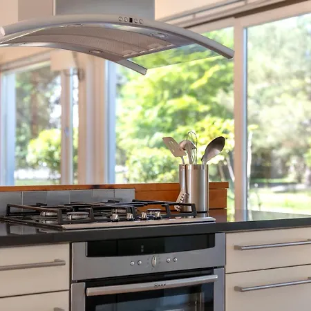 Large Sleeping 10. Free Use Of Pool Kenmare