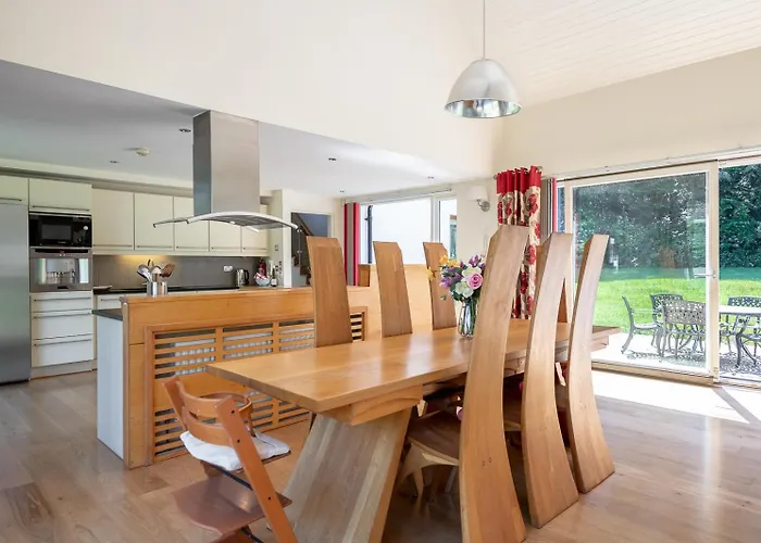 Large Sleeping 10. Free Use Of Pool *