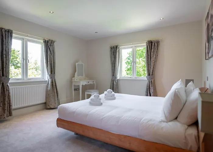 Large Sleeping 10. Free Use Of Pool * Kenmare